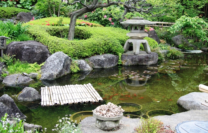 японский садовый фонарь