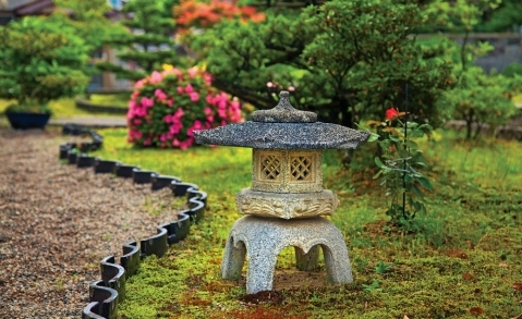 японский фонарь в саду