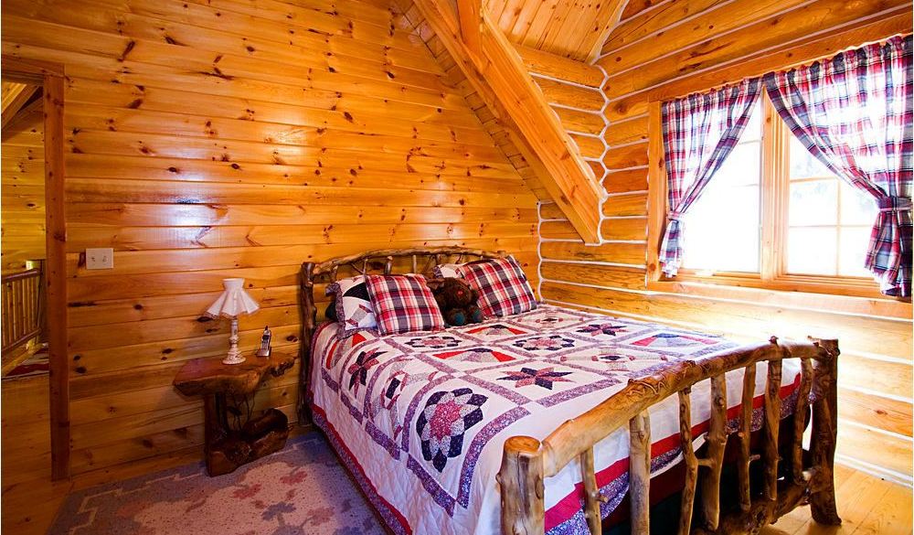 Интерьер спальни в деревянном доме1