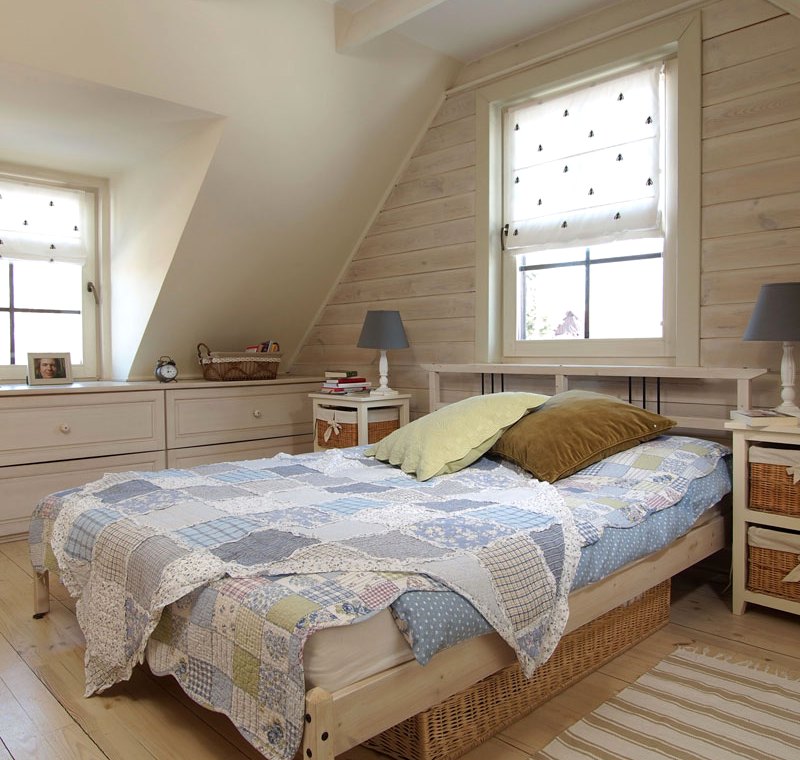 Интерьер спальни в деревянном доме7