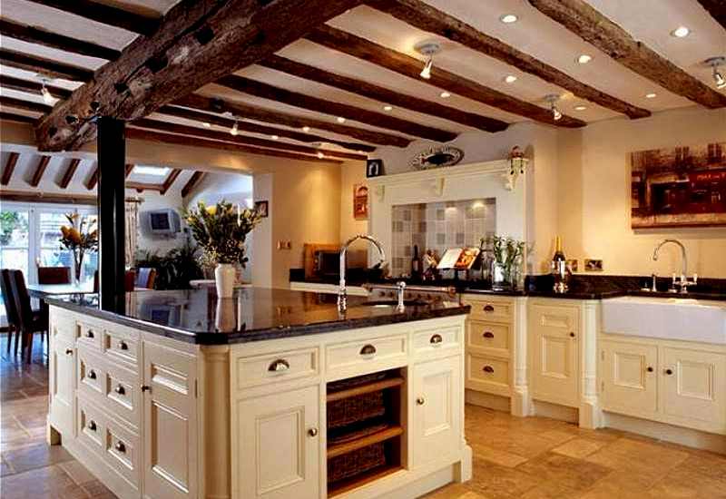 Белая деревянная кухня