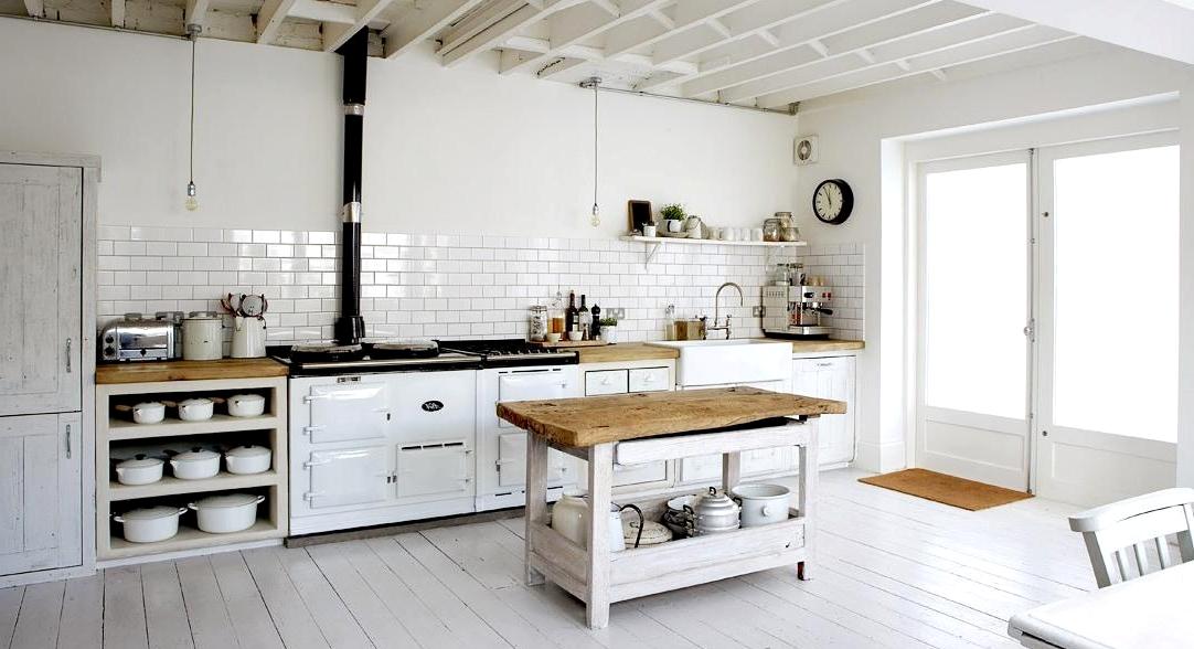 белая кухня из дерева