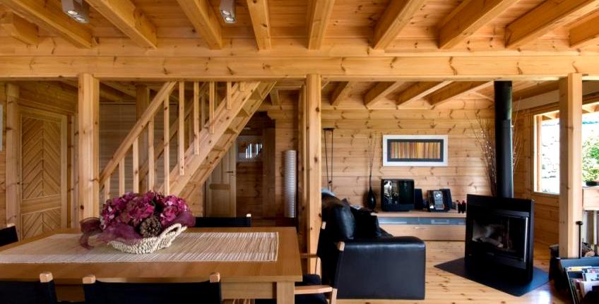 интерьер гостиной в деревянном доме3
