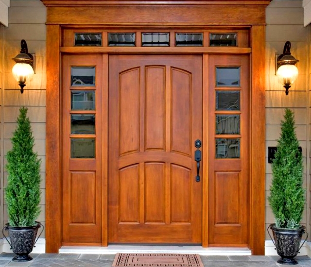 деревянная входная дверь в частный дом