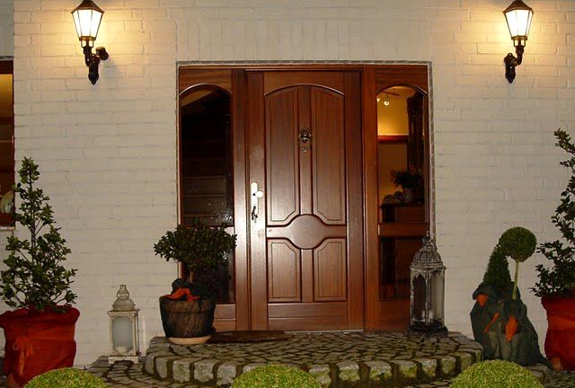 Входная дверь деревянная в дом