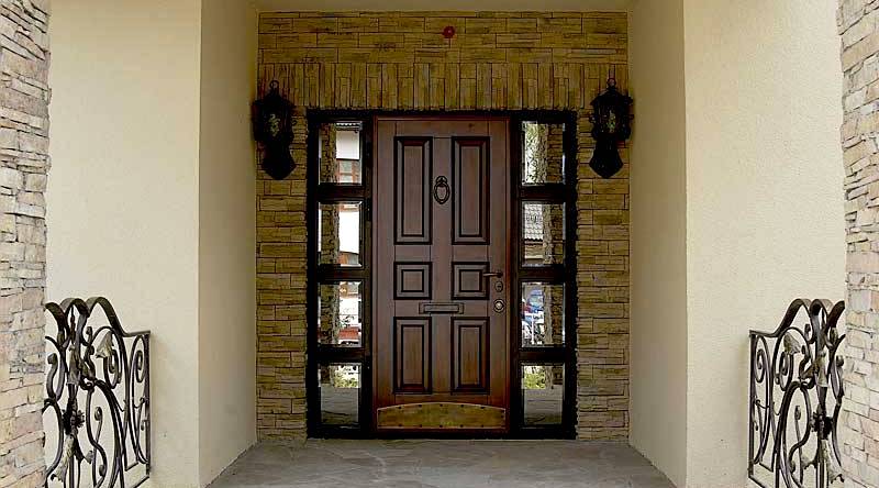 Входная деревянная дверь в дом2