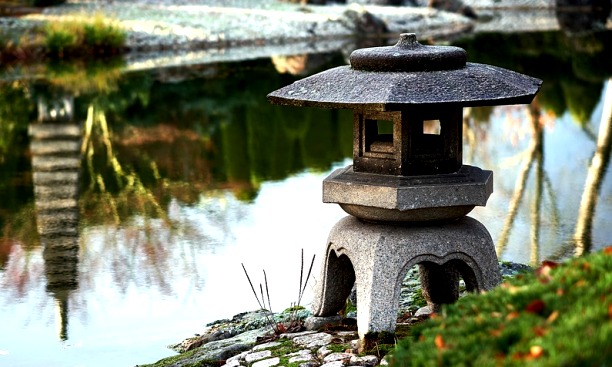 японский сад фонарь